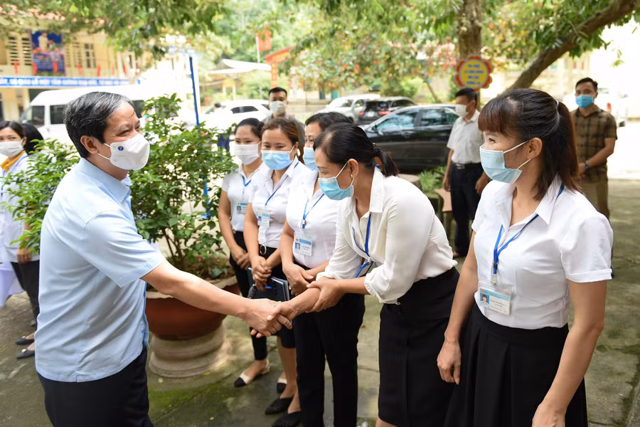 Bộ trưởng Nguyễn Kim Sơn và thầy cô Trường Tiểu học xã Phương Tiến, huyện Vị Xuyên (Hà Giang). Bộ trưởng Nguyễn Kim Sơn và thầy cô Trường Tiểu học xã Phương Tiến, huyện Vị Xuyên (Hà Giang).