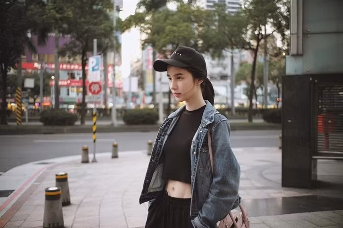 Biến hình siêu cool ngầu với tanktop và quần jogger, mix cùng khoác denim và mũ lưỡi trai.