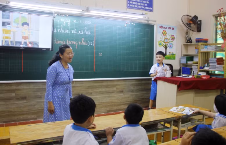 Học sinh lớp 1H, Trường Tiểu học Nguyễn Thái Sơn, Quận 3, TPHCM trong tiết học môn Tự nhiên và Xã hội. Ảnh: Phan Nga