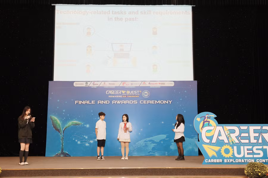 Với 11 Đội lọt vào Chung kết, các bạn học sinh đã có những phần trình bày bằng tiếng Anh vô cùng ấn tượng và các màn hỏi đáp thuyết phục với đội ngũ Ban Giám khảo của cuộc thi. Với 11 Đội lọt vào Chung kết, các bạn học sinh đã có những phần trình bày bằng tiếng Anh vô cùng ấn tượng và các màn hỏi đáp thuyết phục với đội ngũ Ban Giám khảo của cuộc thi.
