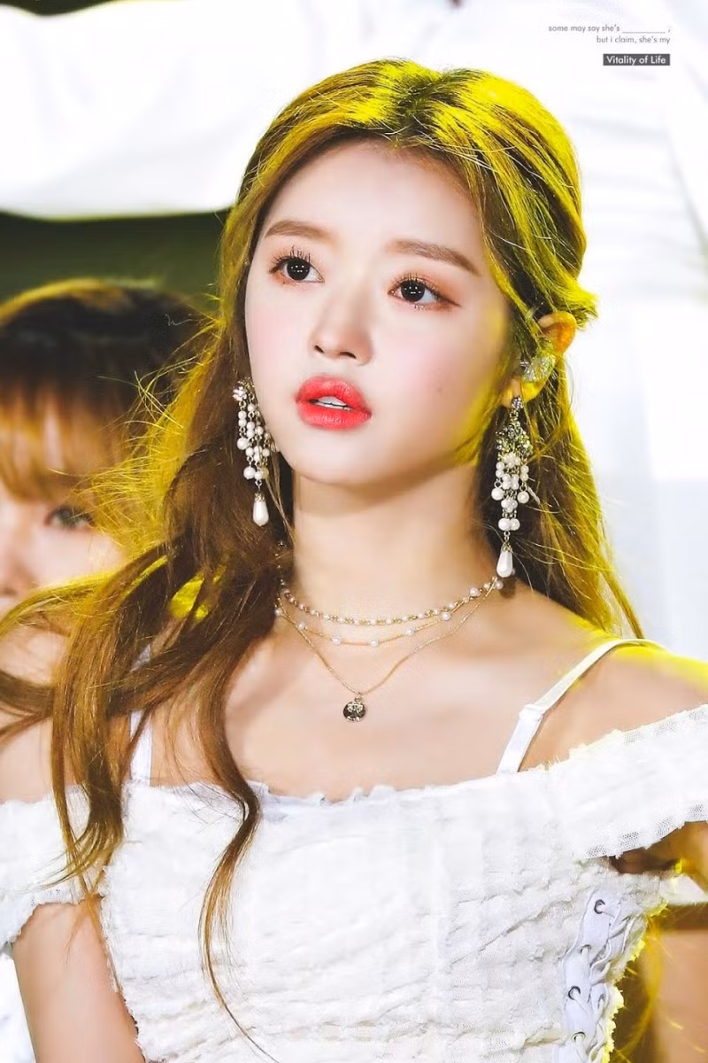 YooA (OH MY GIRL): Đôi mắt nai và đôi môi hình trái tim của YooA chỉ có thể được so sánh với một… búp bê hay một công chúa!