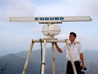  Đài radar hải quân trong sương núi
