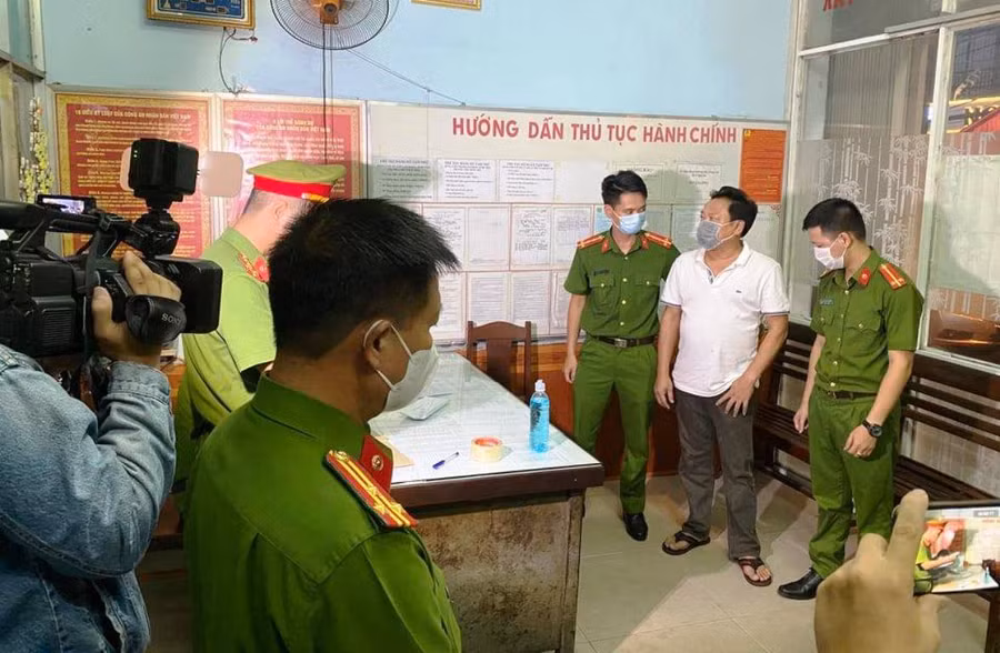 Công an tống đạt các quyết định khởi tố, bắt tạm giam ông Phạm Thanh. Ảnh: Công an. 