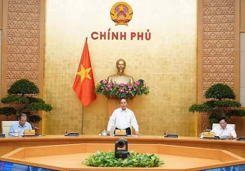 Thủ tướng Nguyễn Xuân Phúc chủ trì cuộc họp Thường trực Chính phủ về phòng chống COVID-19 ngày 18/9. Ảnh: VGP/Quang Hiếu.