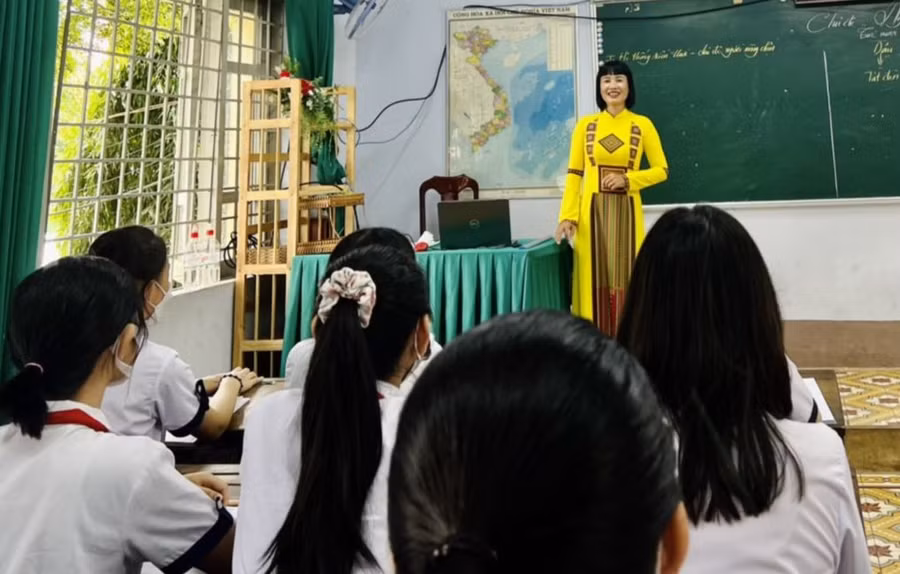 Cô Nguyễn Ngọc Thuý, Trường THCS Phan Chu Trinh (TP Buôn Ma Thuột, Đắk Lắk) và học trò trong giờ học. Ảnh: NVCC