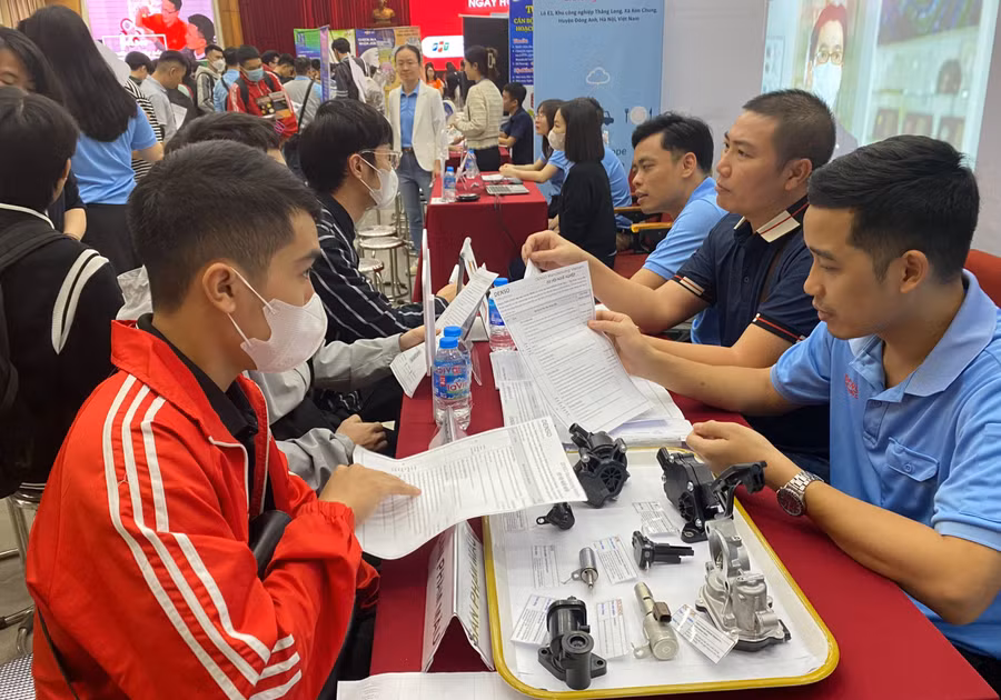 Sinh viên lắng nghe doanh nghiệp chia sẻ về các vị trí việc làm.