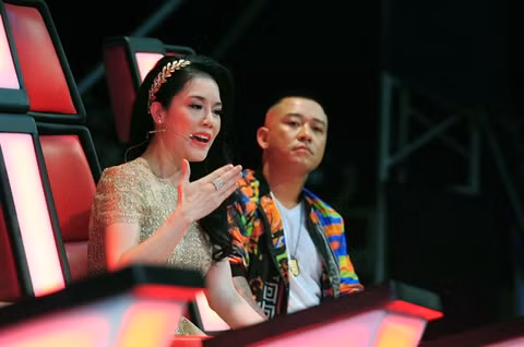 Cham tran Tuan Hung, Thu Phuong kem can dam hon My Linh