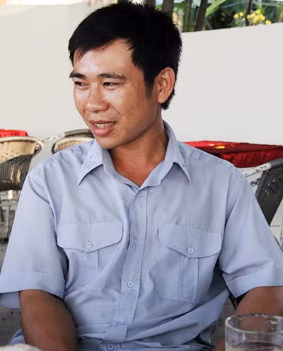 Anh Phạm Tiến Dũng kể lại thời khắc dừng đoàn tàu chở hàng kịp lúc. Ảnh: S.C 3-nhan-vien-cuu-doan-tau-lao-xuong-song-khi-cau-ghenh-sap-1