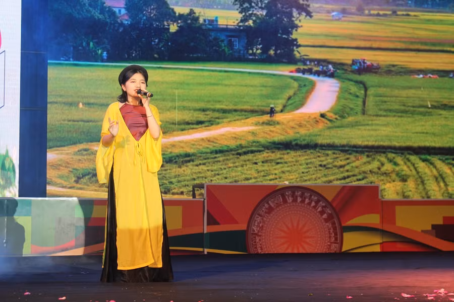 Đơn ca Lời ru bên song cửa do các em học sinh trường THPT Gang thép trình bày.