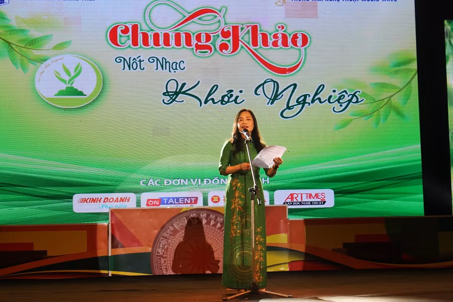 Nhà giáo Ưu tú Ngô Thị Quyên, Bí thư Đảng ủy-Hiệu trưởng trường THPT Gang thép phát biểu tại đêm “Chung khảo nốt nhạc khởi nghiệp”.