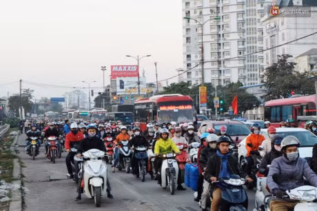 Chum anh: Nguoi dan un un do ve que nghi le, duong pho Ha Noi tac nghen keo dai - Anh 2