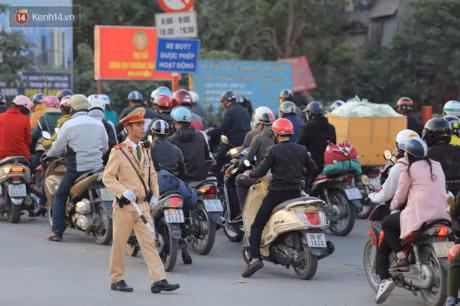 Chum anh: Nguoi dan un un do ve que nghi le, duong pho Ha Noi tac nghen keo dai - Anh 6