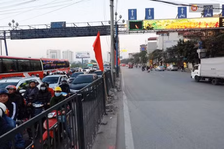 Chum anh: Nguoi dan un un do ve que nghi le, duong pho Ha Noi tac nghen keo dai - Anh 3