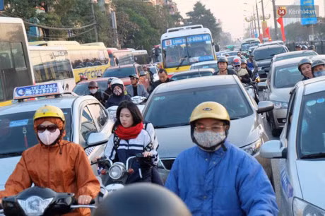 Chum anh: Nguoi dan un un do ve que nghi le, duong pho Ha Noi tac nghen keo dai - Anh 1