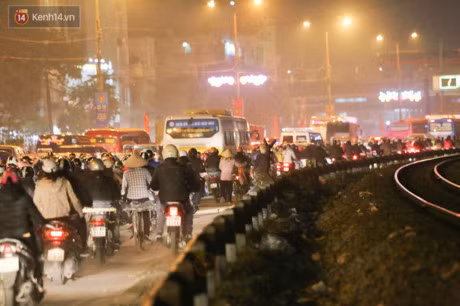 Chum anh: Nguoi dan un un do ve que nghi le, duong pho Ha Noi tac nghen keo dai - Anh 12