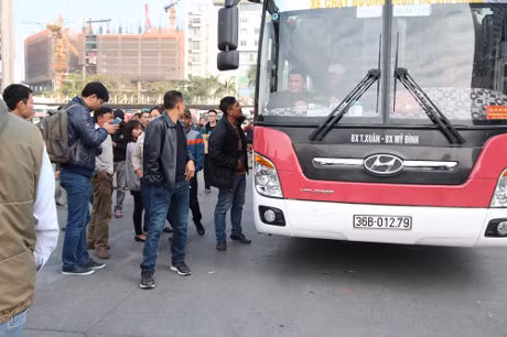 Ben xe My Dinh “vo tran”, hang nghin nguoi khong tim duoc duong ve que Tet duong lich - Anh 7
