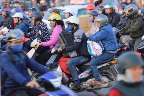 Chum anh: Nguoi dan un un do ve que nghi le, duong pho Ha Noi tac nghen keo dai - Anh 7