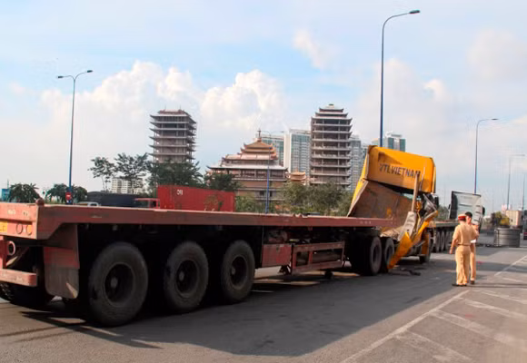 Hai cuộn thép lá hàng chục tấn từ ôtô rơi xuống đường, nhiều người hoảng loạn