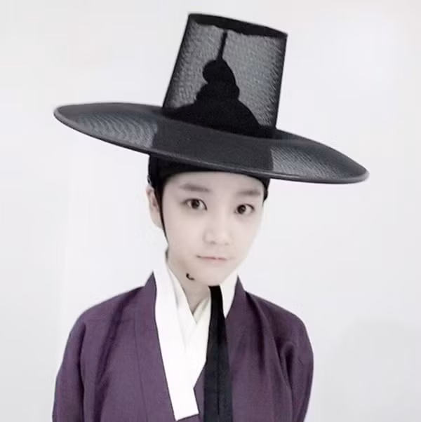 Scholar Who Walks the Night đang phát sóng trên kênh truyền hình MBC vào tối thứ tư và năm hàng tuần. Đảm nhận vai nữ chính Jo Yang Sun trong phim là mỹ nhân 9X Lee Yoo Bi. 4 mỹ nhân