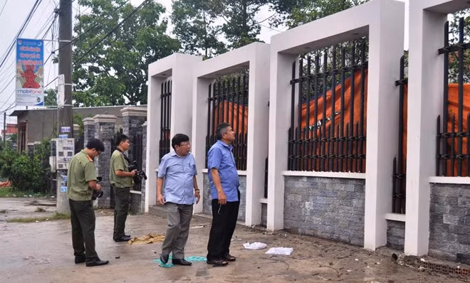 Thiếu tướng Hồ Sỹ Tiến chỉ đạo công tác khám nghiệm hiện trường.