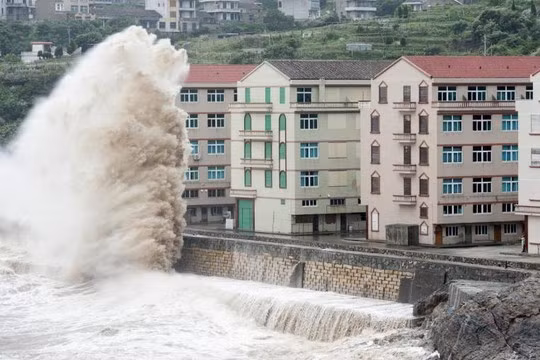 Người dân tập trung trên đê để xem những con sóng khổng lồ khi bão Chan-hom tấn công thành phố Ôn Lĩnh, tỉnh Chiết Giang. Ảnh: AFP Người dân tập trung trên đê để xem những con song khổng lồ khi bão Chan-hom tấn công thành phố Ôn Lĩnh, tỉnh Chiết Giang. Ảnh: AFP