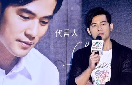 Jay chou trả lời phỏng vấn trong buổi từ thiện