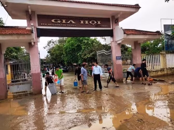 Bùn ngập khu vực Trường THPT Gia Hội, TP Huế.