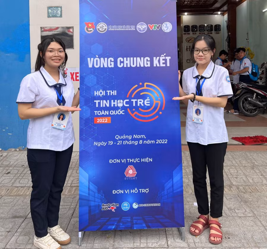 Em Trần Như Huỳnh và Nguyễn Thị Trúc Mai (bên trái), học sinh Trường THPT Phan Văn Trị, huyện Phong Ðiền (TP Cần Thơ) tham dự chung kết cuộc thi Hội thi Tin học trẻ toàn quốc lần thứ 28 - năm 2022.