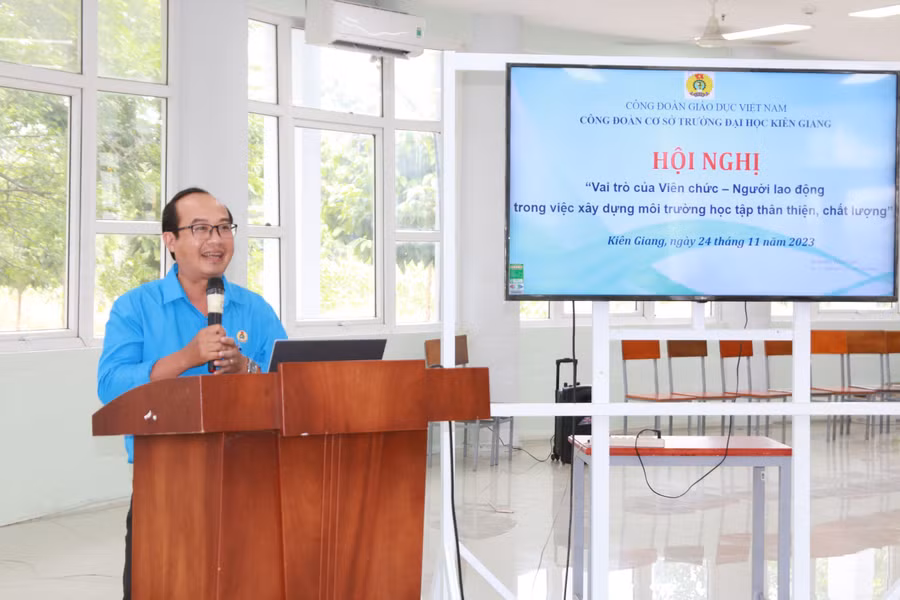 TS Ngô Văn Thiện - Chủ tịch Công đoàn cơ sở Trường ĐH Kiên Giang phát biểu tại hội nghị.