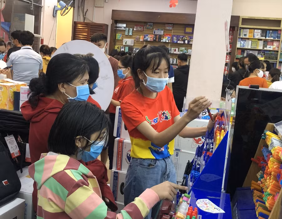 Phụ huynh, học sinh mua đồ dùng học tập tại nhà sách trước thềm năm học mới. Ảnh minh hoạ 