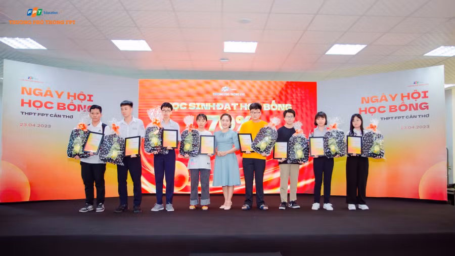 Các bạn học sinh đạt học bổng 70%.