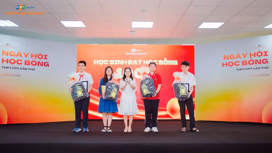 Các bạn học sinh đạt học bổng 100%.