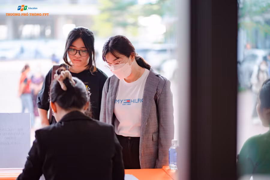 Học sinh có mặt từ khá sớm để ổn định trước khi vào phòng thi.