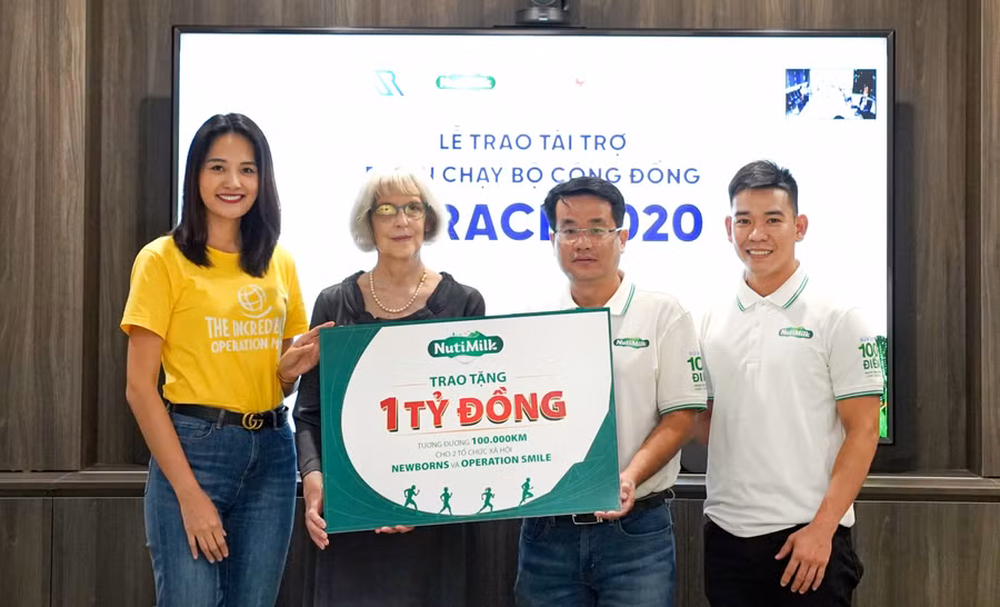 Ông Võ Hoàng Anh - Giám đốc tiếp thị cấp cao NutiMilk trao tặng 1 tỉ đồng cho đại diện hai tổ chức xã hội là Newborns Việt Nam và Operation Smile.