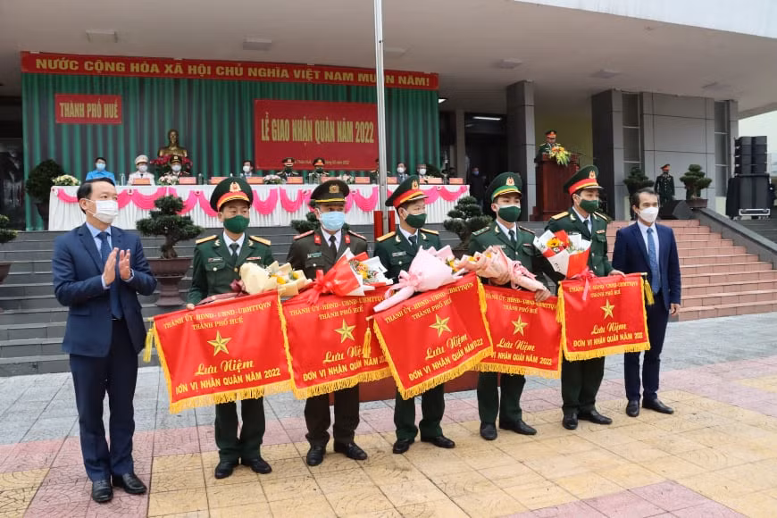 Lãnh đạo thành phố Huế tặng hoa và cờ cho các chiến sĩ.