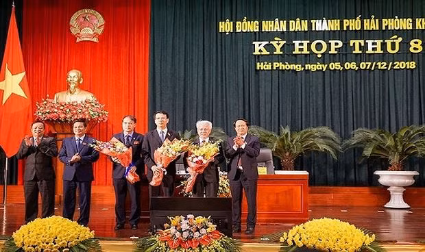 Lãnh đạo thành phố Hải Phòng tặng hoa chúc mừng các đồng chí được bầu bổ sung chức danh