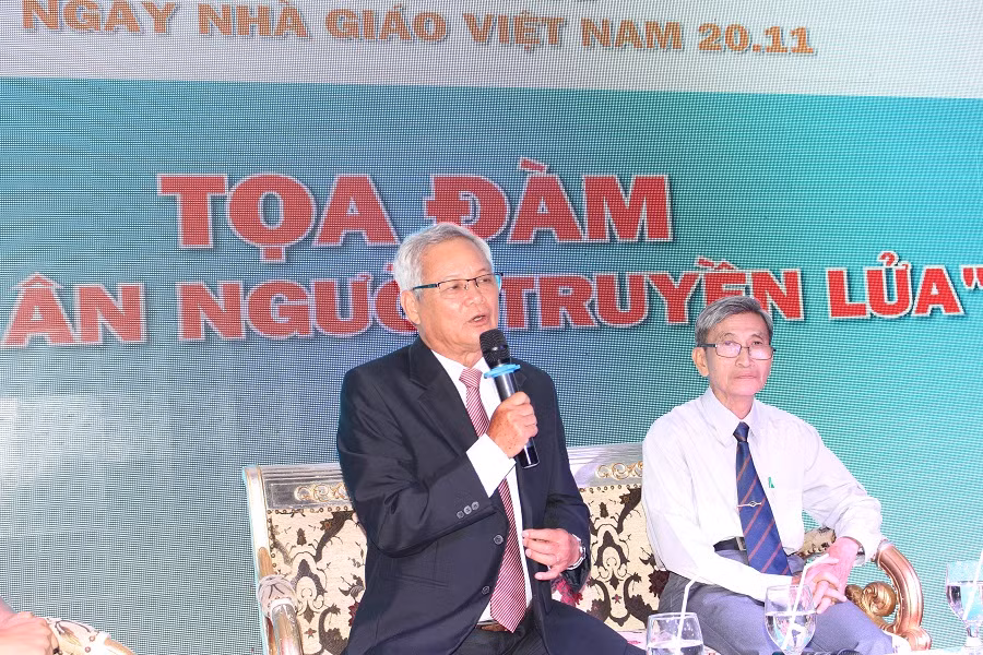Thầy Trần Trung Kiên, Hiệu trưởng nhà trường chia sẻ tại buổi tọa đàm