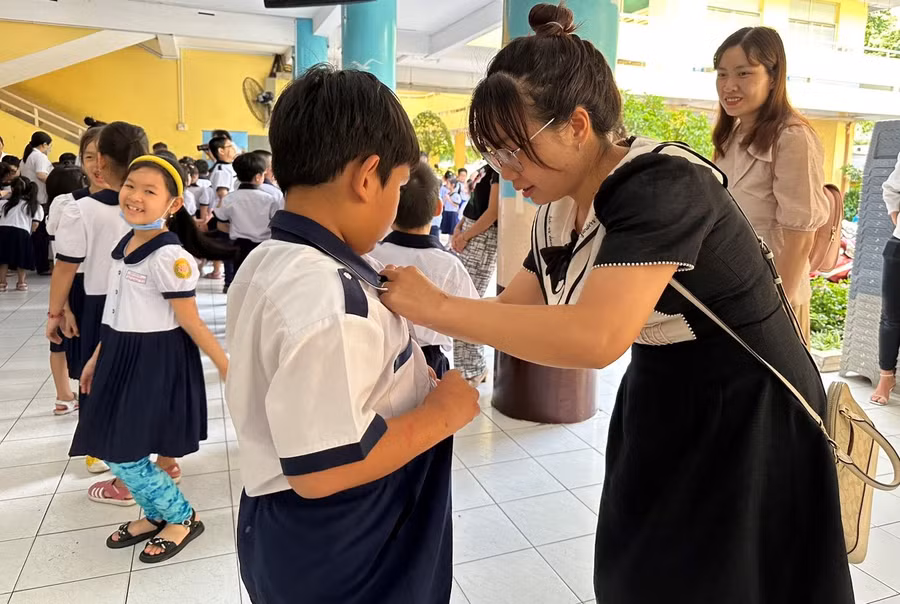 Phụ huynh Trường Tiểu học Nguyễn Bỉnh Khiêm (quận 1, TPHCM) đưa con đến trường. Ảnh: Minh Anh Phụ huynh Trường Tiểu học Nguyễn Bỉnh Khiêm (quận 1, TPHCM) đưa con đến trường. Ảnh: Minh Anh