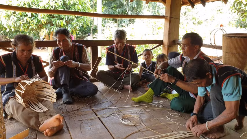 Người dân say sưa đan chiếc gùi truyền thống của đồng bào Tây Nguyên.