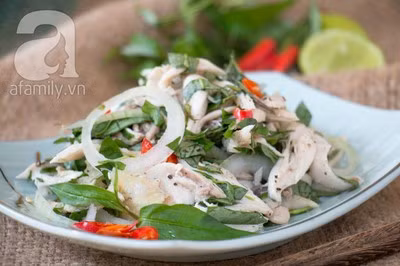 Lấy gà trộn rau răm ra đĩa đến khi gần ăn thì vắt một ít chanh trộn đều là xong!