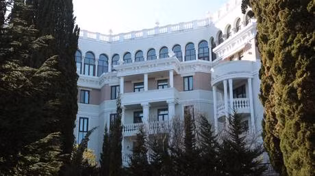 Tài sản của các nhà lãnh đạo và doanh nhân Ukraine tại Crimea bị quốc hữu hóa và bán đấu giá.