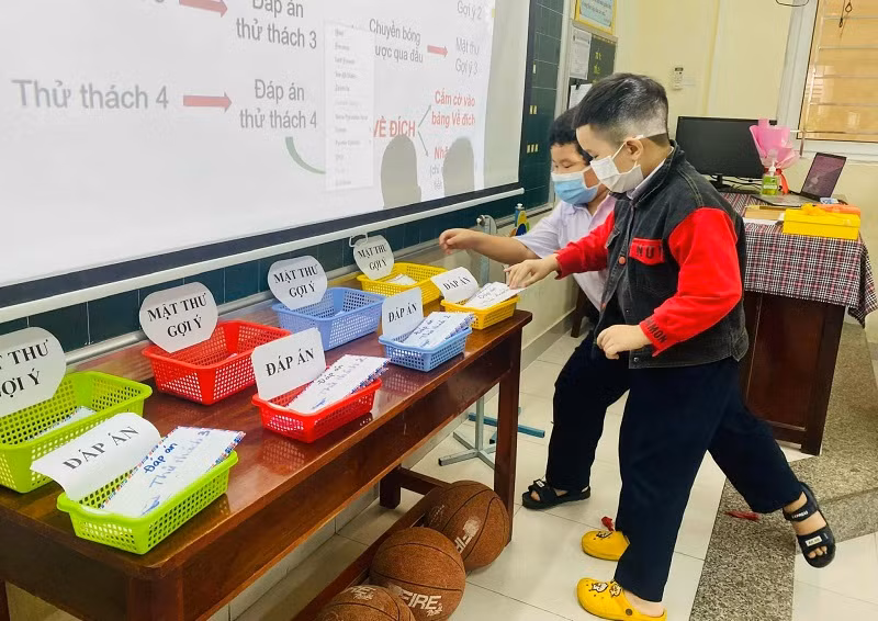 Học sinh lớp 2 Trường Tiểu học Lê Lai trong giờ ôn tập Toán theo hình thức học thông qua trò chơi.