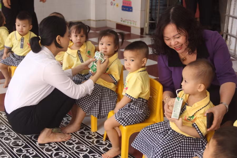 Thứ trưởng Ngô Thị Minh thăm một lớp học của Trường Mầm non Tuổi Ngọc