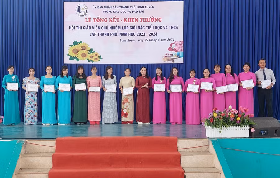 Bà Lê Thị Tú Anh - Phó Trưởng phòng GD&amp;ĐT TP Long Xuyên trao Giấy khen giáo viên chủ nhiệm giỏi THCS.