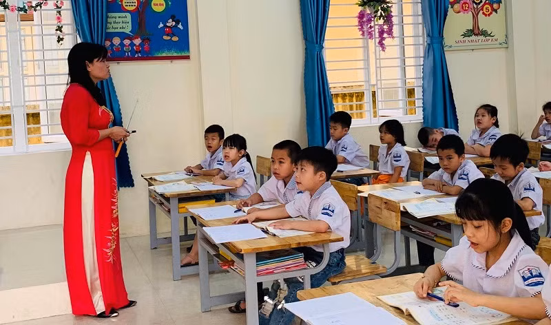 Học sinh có đầy đủ sách giáo khoa góp phần nâng cao chất lượng dạy học. Ảnh: Đức Trí