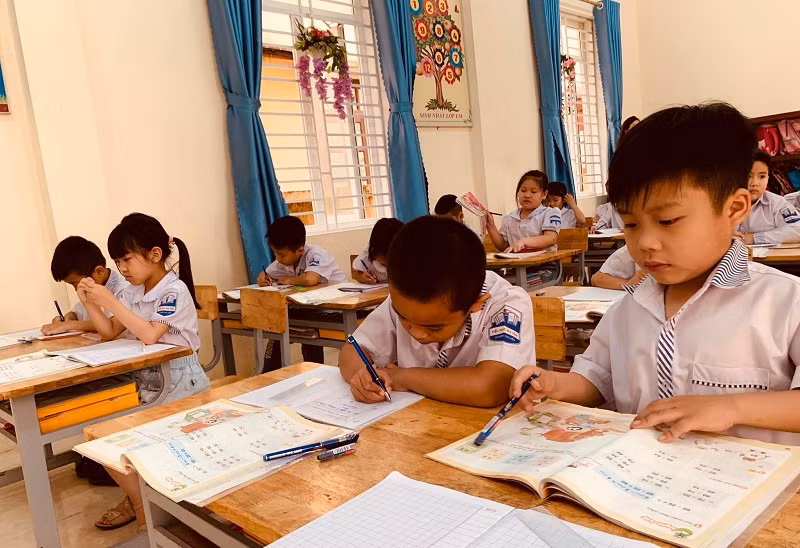 Nâng cao ý thức sử dụng sách giáo khoa cho học sinh từ những lớp học nhỏ nhất. Ảnh: Đức Trí