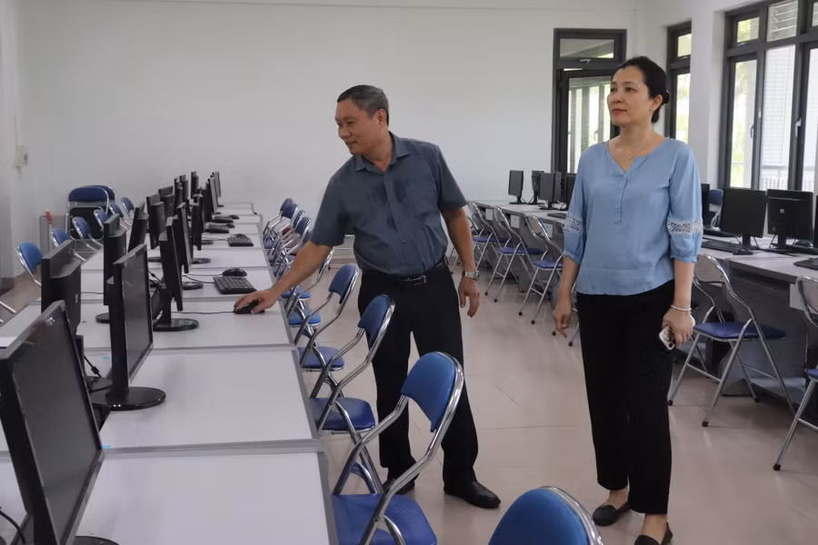 Hệ thống máy tính của phòng Tin học, Trường THPT Phan Châu Trinh (Đà Nẵng) được kiểm tra lại trước ngày diễn ra kỳ thi tuyển sinh lớp 10, đảm bảo học sinh thi chuyên Tin không bị trục trặc máy móc. Hệ thống máy tính của phòng Tin học, Trường THPT Phan Châu Trinh (Đà Nẵng) được kiểm tra lại trước ngày diễn ra kỳ thi tuyển sinh lớp 10, đảm bảo học sinh thi chuyên Tin không bị trục trặc máy móc.