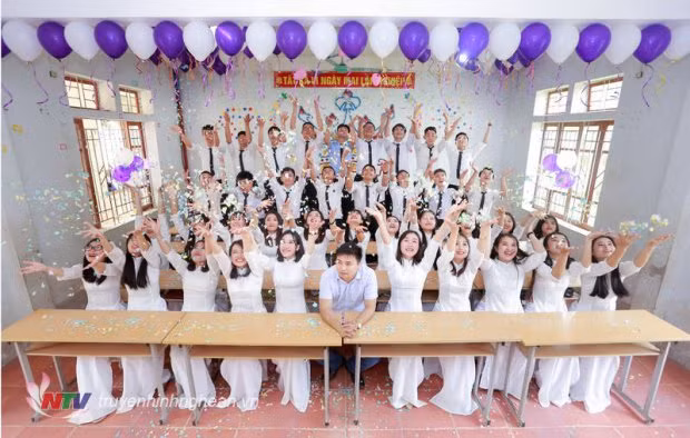 Tập thể lớp 12A1, trường THPT Đô Lương III. Lớp có 41 em thì có 40 em đậu nguyện vọng 1, trong đó có 3 em xét tuyển học bạ và 1 em đậu đại học nguyện vọng 2. Ảnh: Báo Nghệ An.