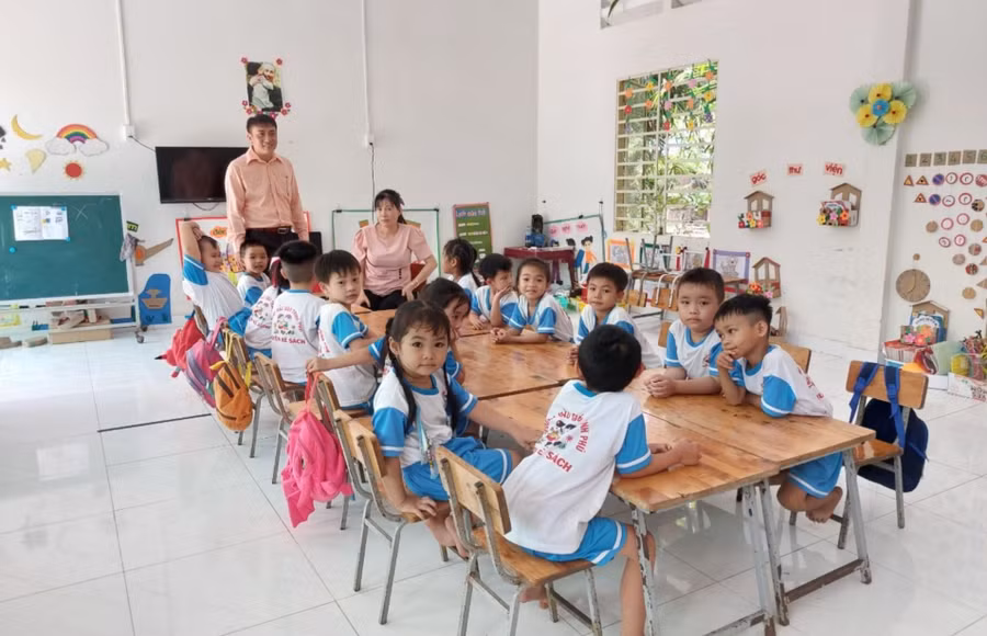 Thầy Mãi thăm lớp mẫu giáo được xây dựng từ sự vận động.