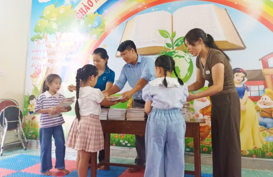 Tiểu học Nghĩa Đồng (huyện Tân Kỳ) tiếp nhận sách cũ do học sinh trao tặng cho các bạn vùng cao khó khăn. Tiểu học Nghĩa Đồng (huyện Tân Kỳ) tiếp nhận sách cũ do học sinh trao tặng cho các bạn vùng cao khó khăn.